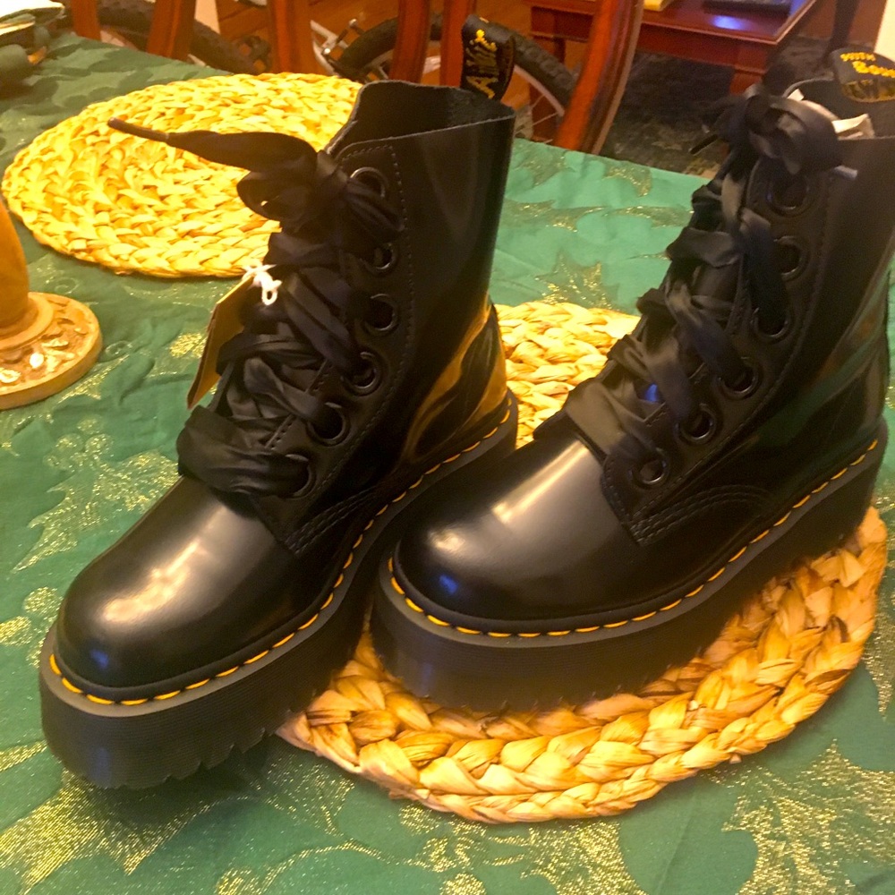 Size 7, Unfortunately, they are way too big.. brand new, never been worn